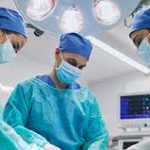 سه نفر با لباس فرم اتاق عمل